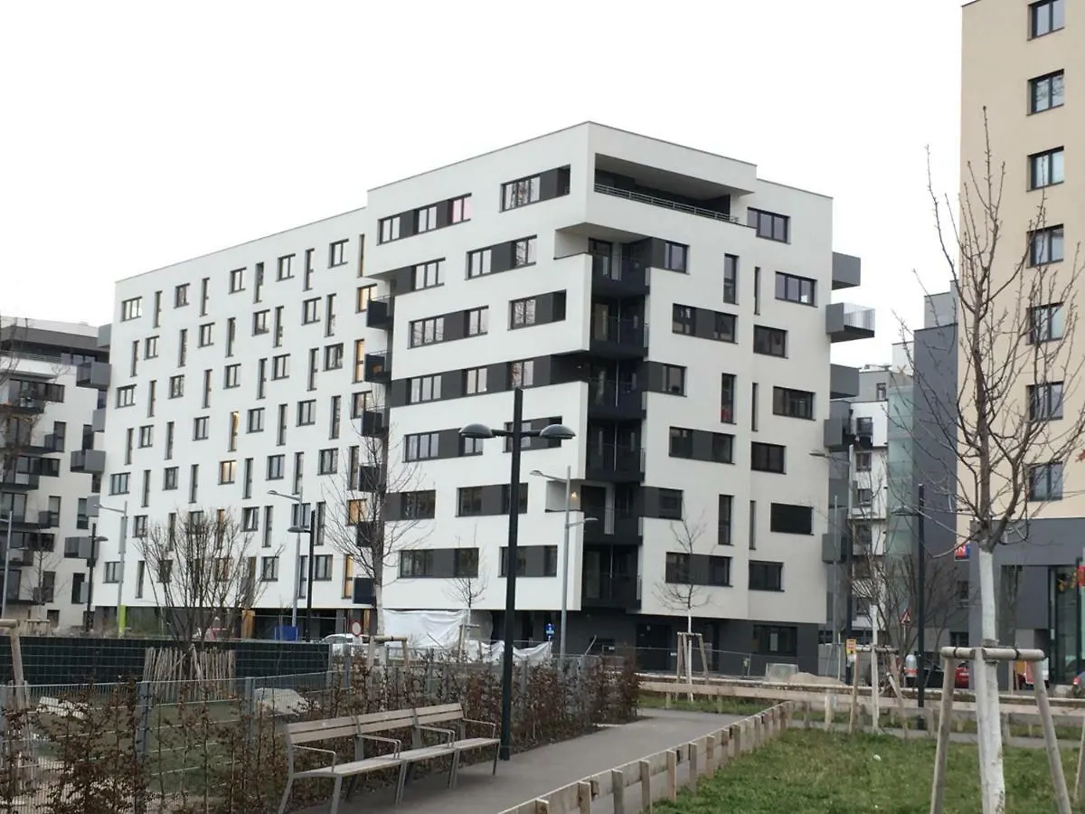 White Vintage Park View Apartment Vienna