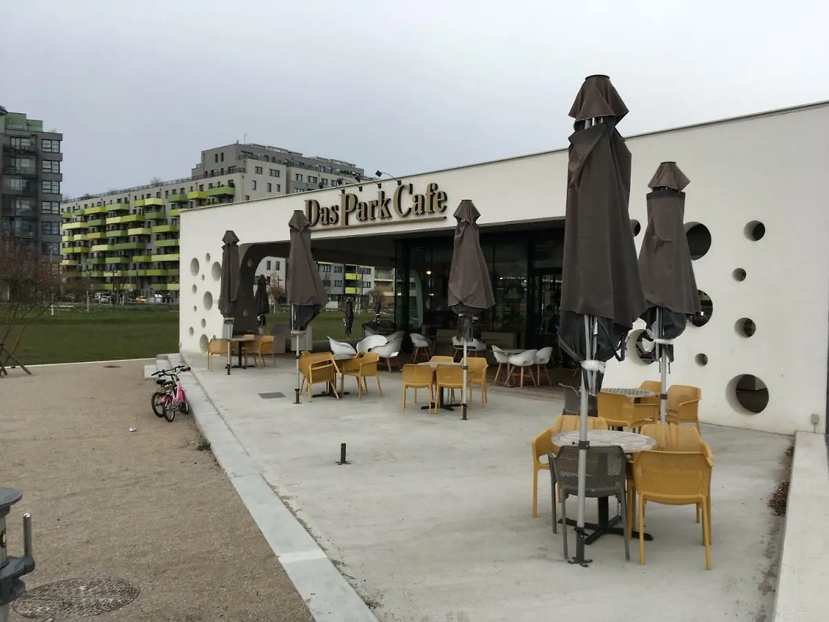 White Vintage Park View Apartment Vienna