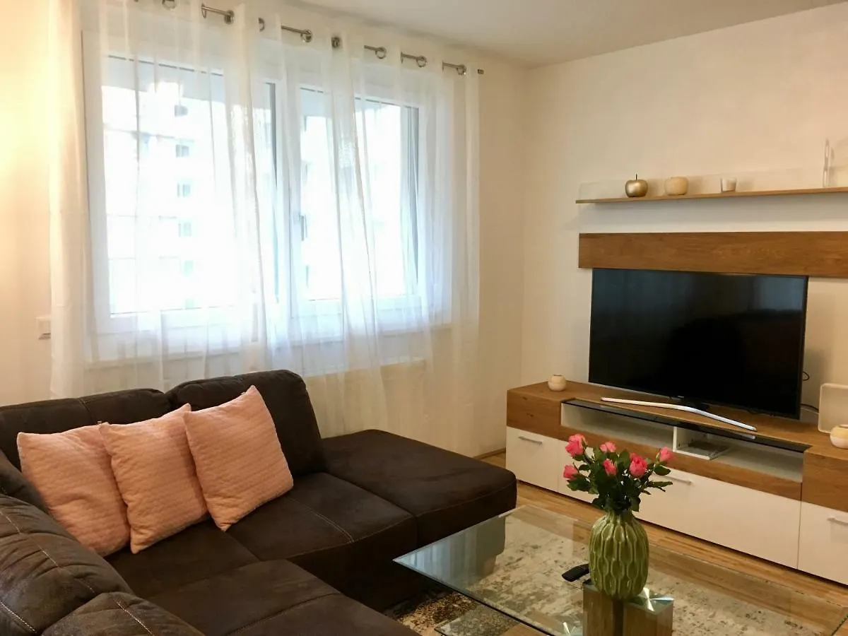 White Vintage Park View Apartment Vienna