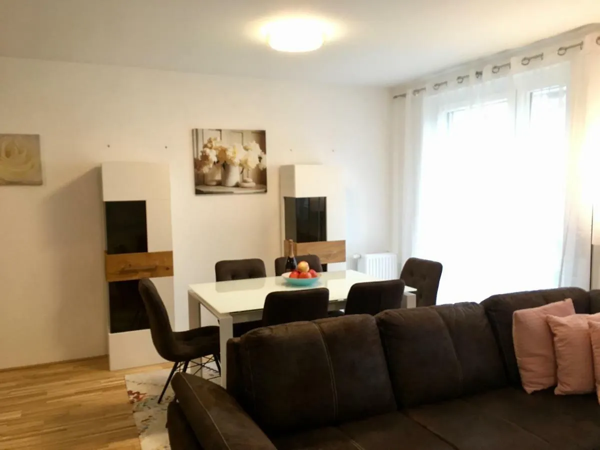 White Vintage Park View Apartment Vienna