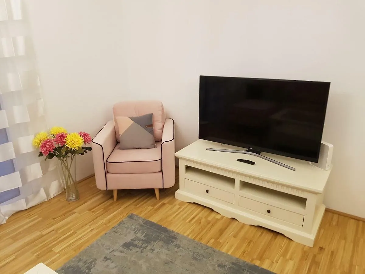 White Vintage Park View Apartment Viena