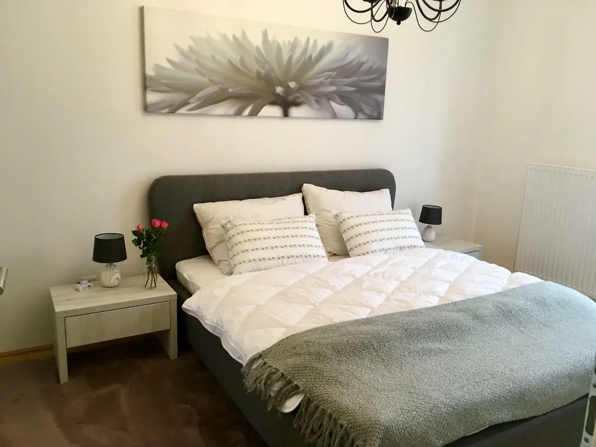 White Vintage Park View Apartment Viena