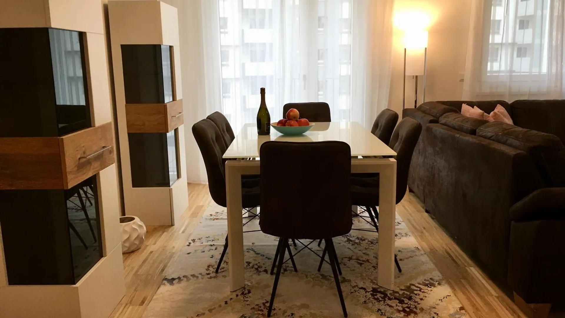 White Vintage Park View Apartment Viena